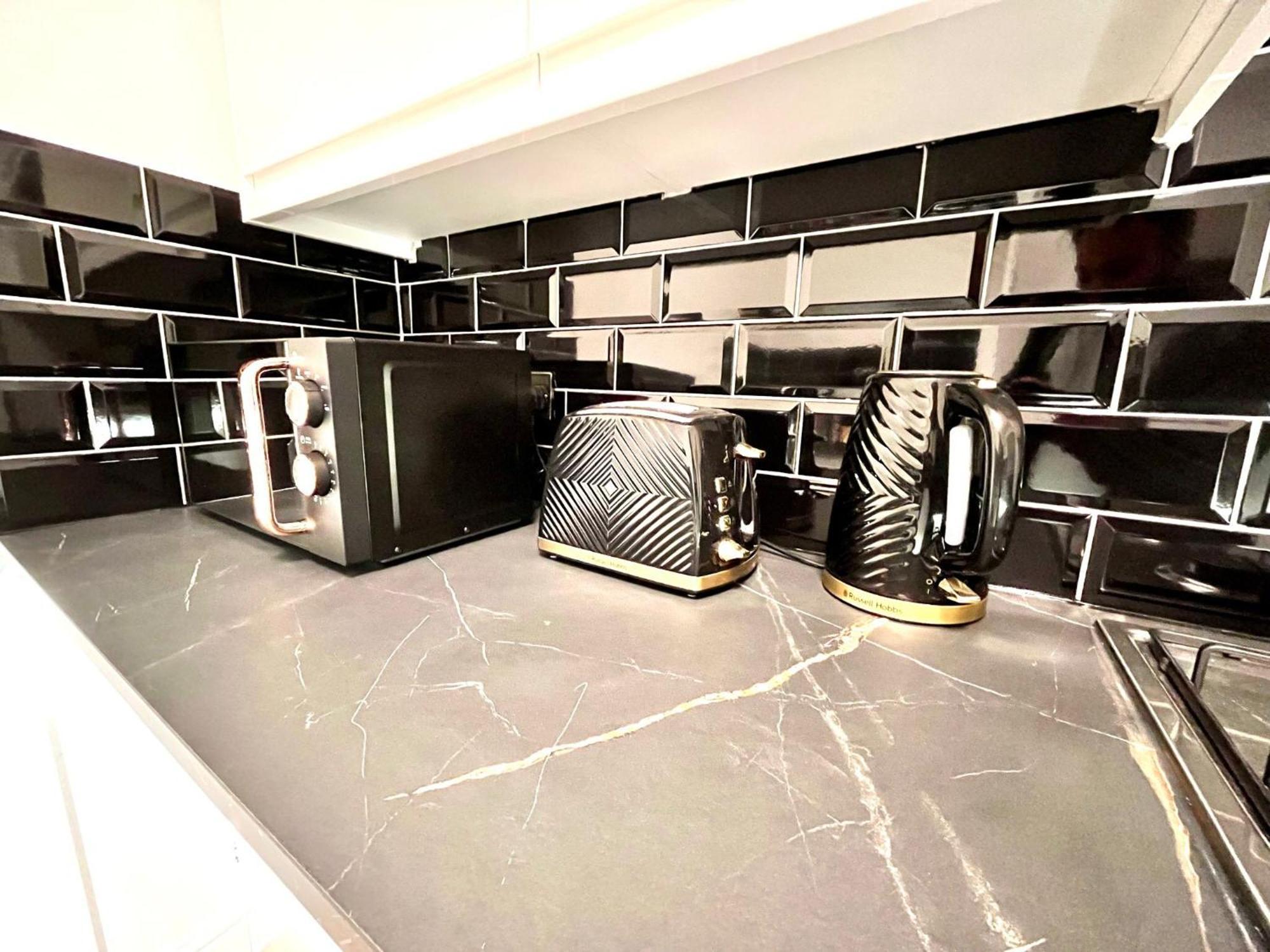 Flat - Good Access To And More! London