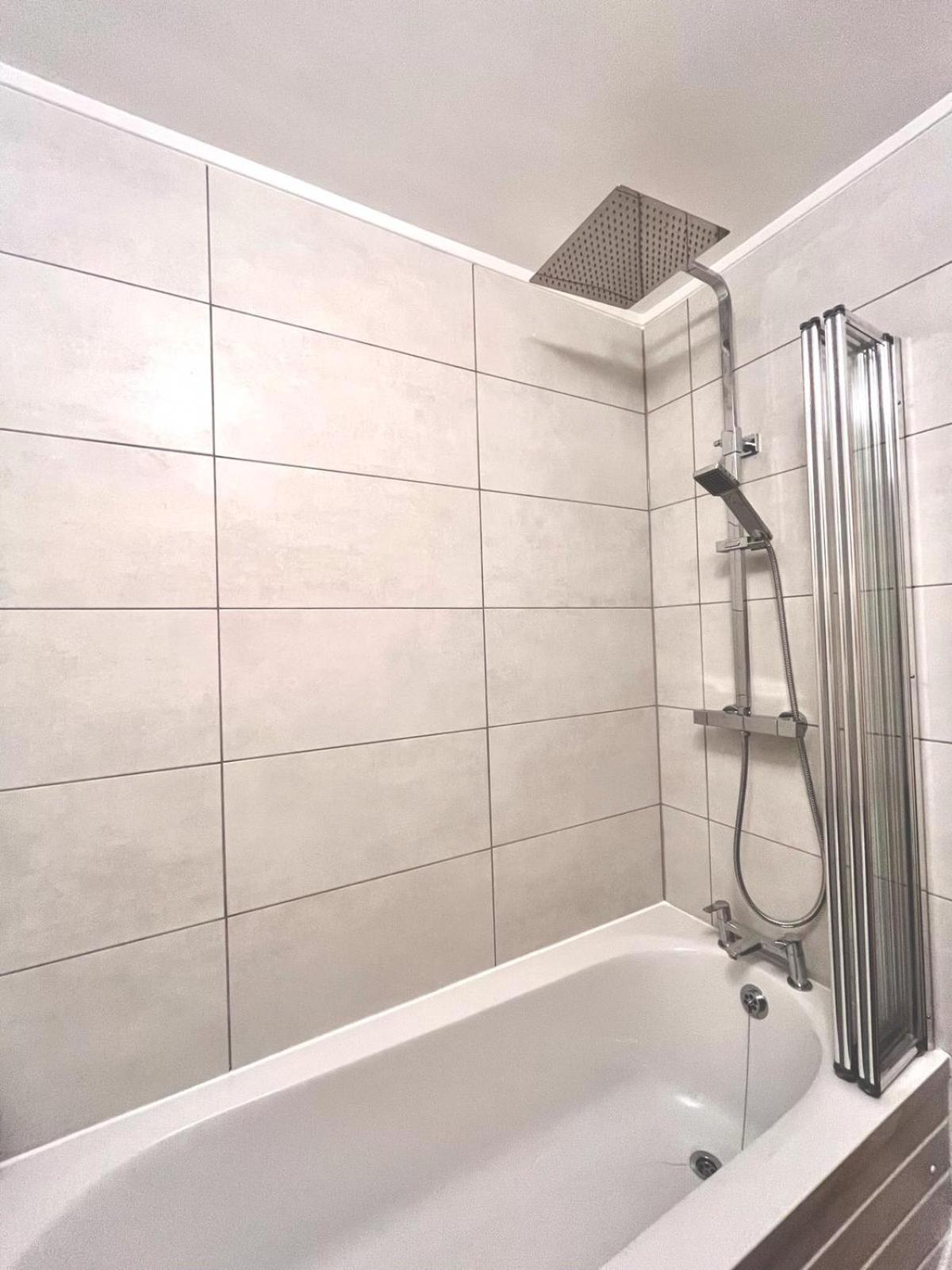 Flat - Good Access To And More! * London