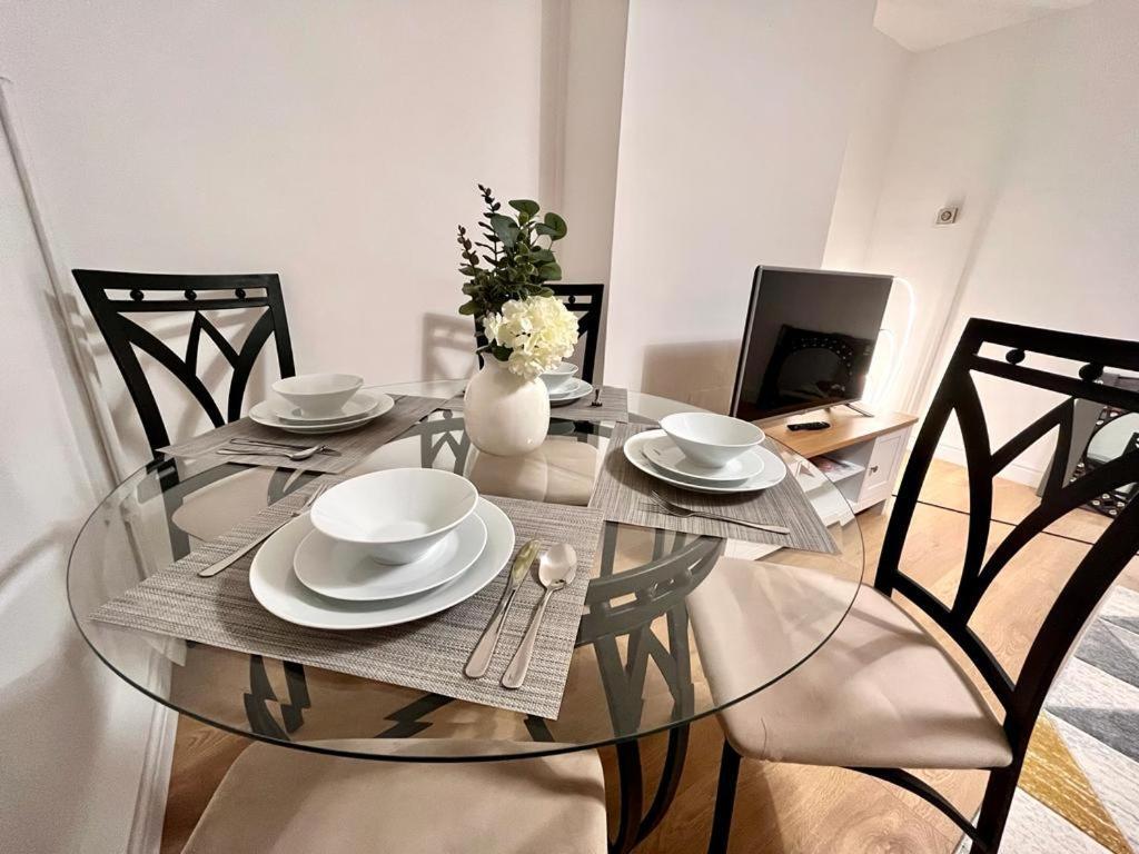 Flat - Good Access To And More! London