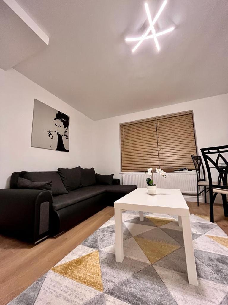 Apartment Flat - Good Access To And More! *