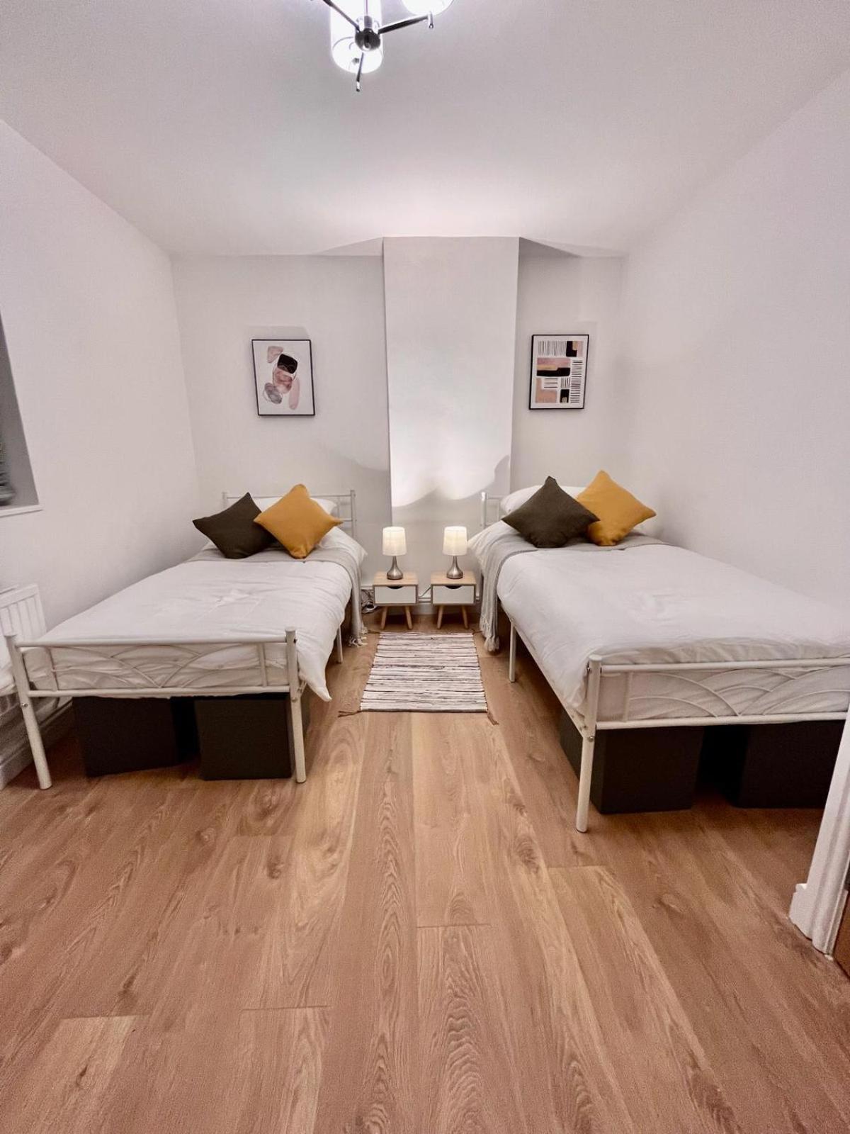 Apartment Flat - Good Access To And More! London