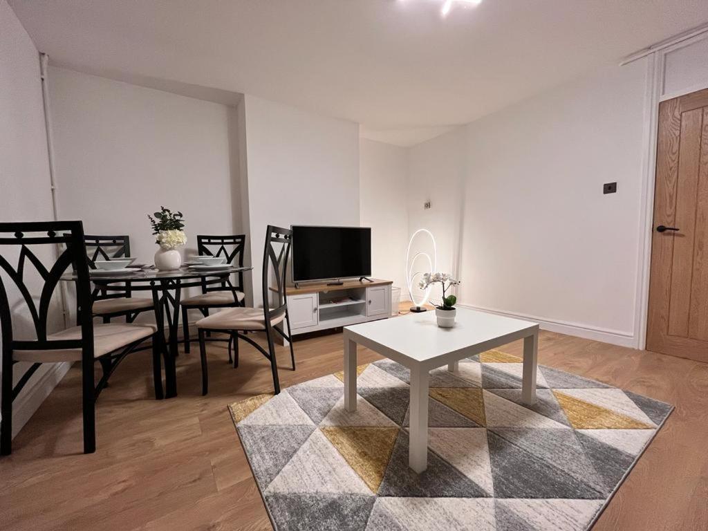 Flat - Good Access To And More! * London