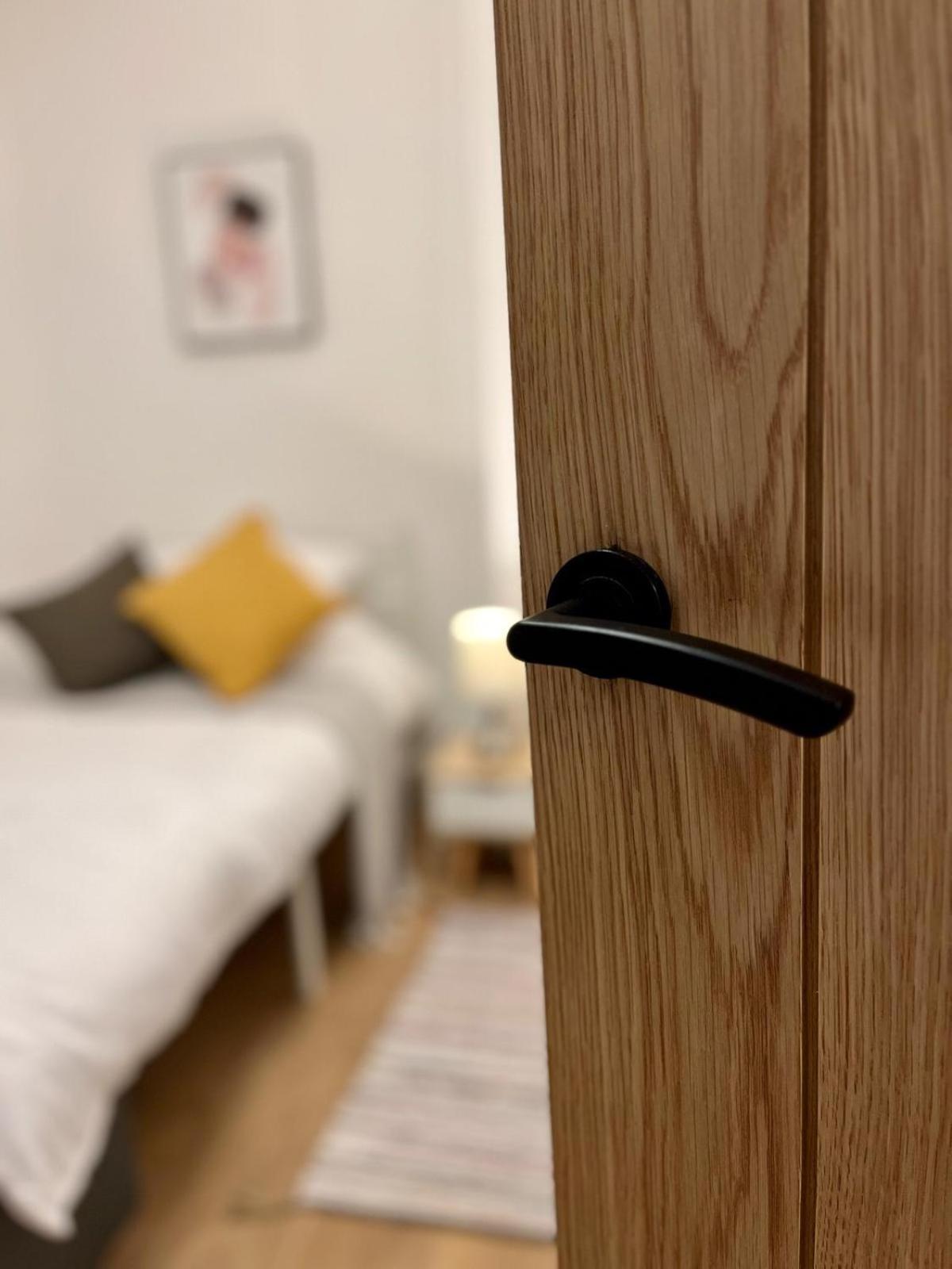 Flat - Good Access To And More! * London