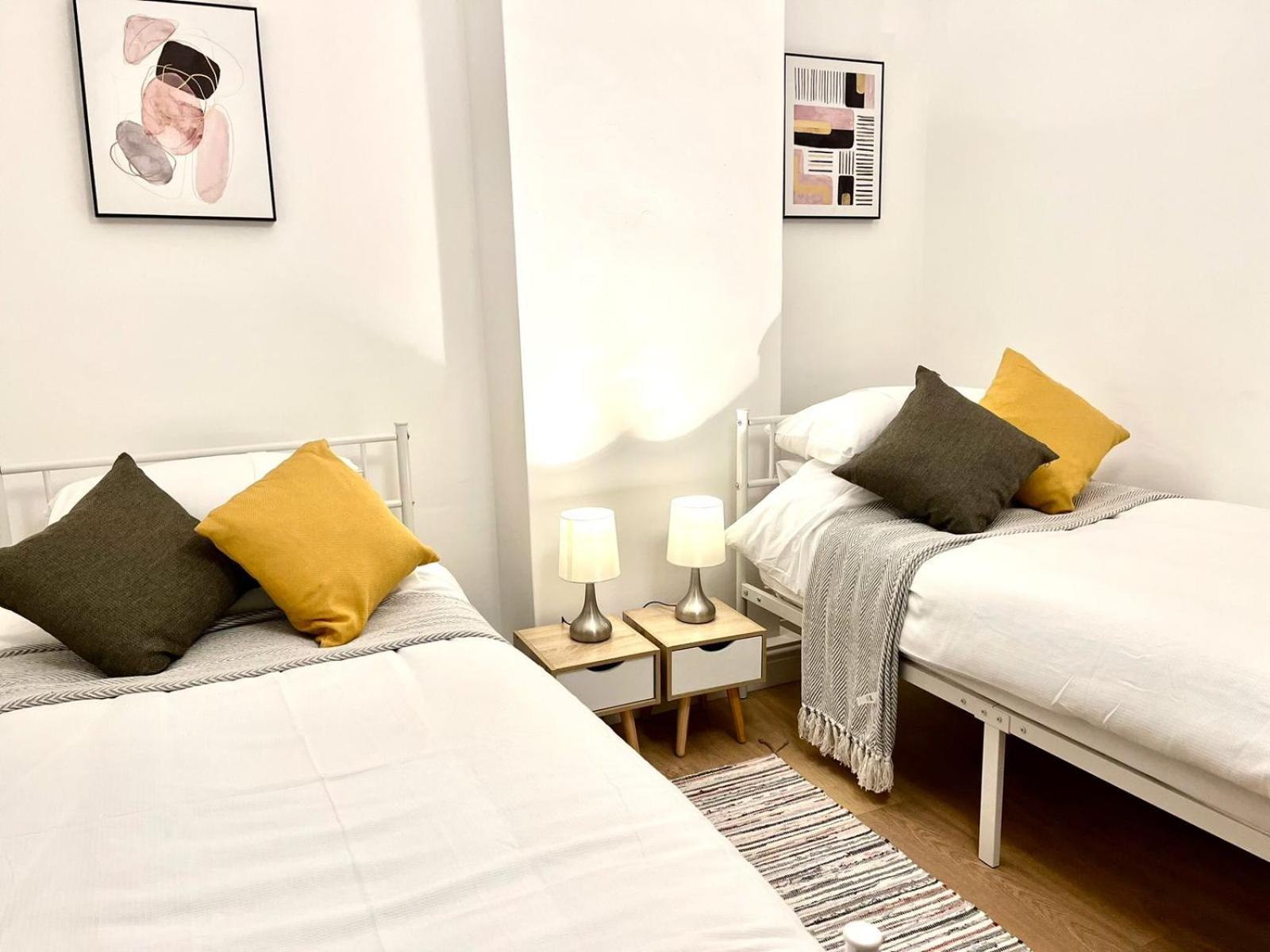 Apartment Flat - Good Access To And More! London